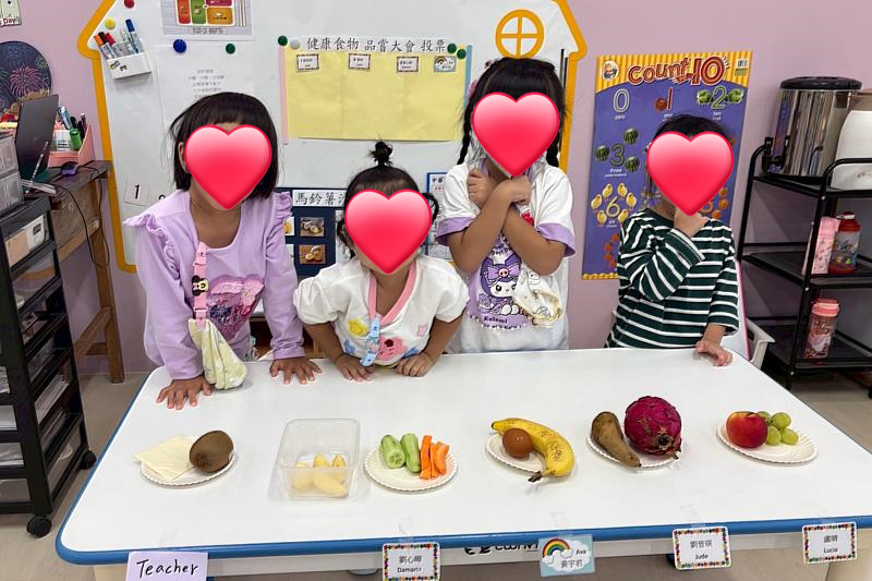 孩子們分享健康食物（圖/新北市中信高級中學附設幼兒園提供）