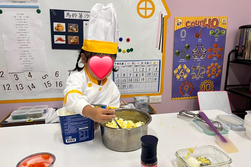 中信高中附幼（CTBC Preschool）小廚師親手製作馬鈴薯沙拉（圖/新北市中信高級中學附設幼兒園提供）