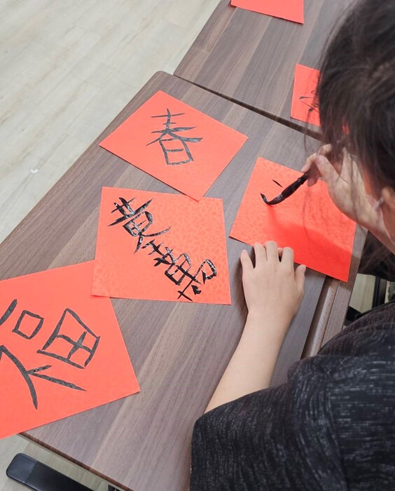 學生專注運筆書寫春聯，在實作中體會漢字結構與書法線條之美圖片