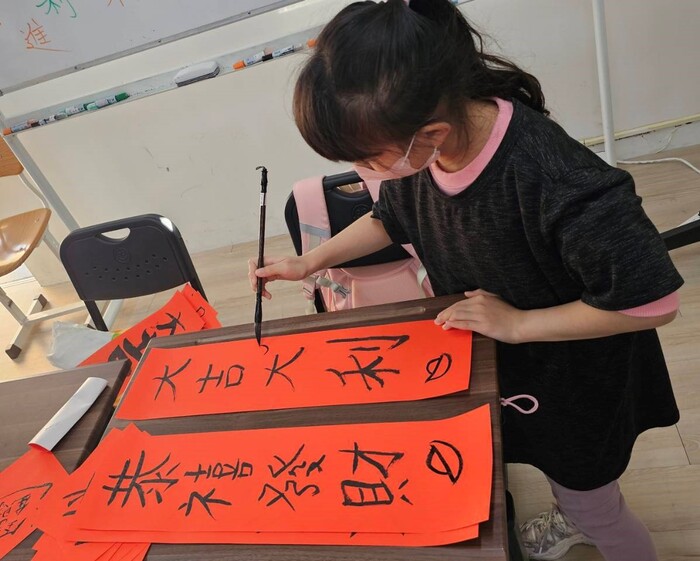 學生反覆調整筆畫與字形比例，感受書法創作的細節與耐心圖片