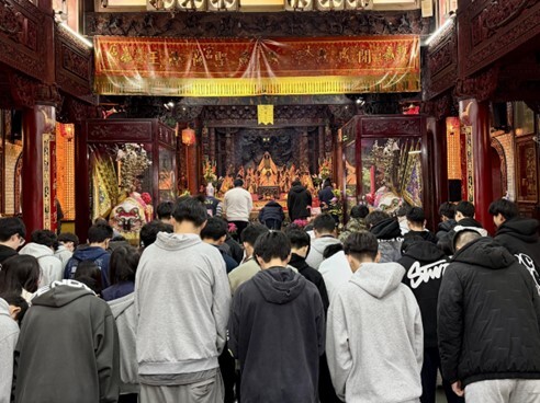 高三學生在祈福儀式中焚香祝禱，虔誠祈求學測順利圖片