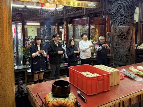 校長與家長會長親自帶領高三學生前往當地信仰中心─太平宮圖片