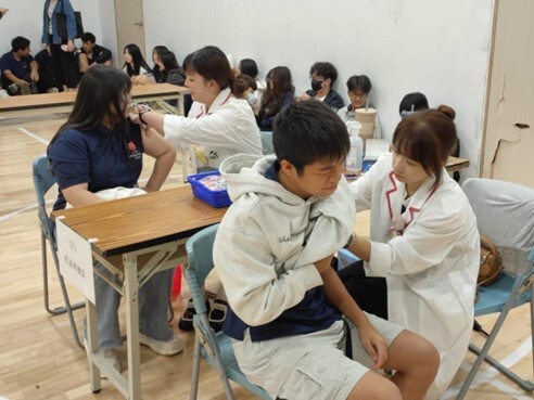 專業醫護團隊協助學生接種流感疫苗圖片
