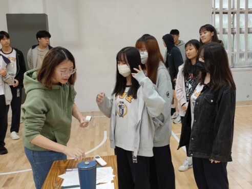 健康中心護理師詳細向學生說明接種流程與注意事項圖片