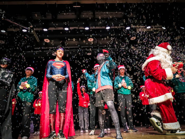 高一學生英語歌唱比賽精彩畫面圖片