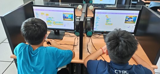 學生透過遊戲化設計設定得分規則與變數條件，理解迴圈與條件判斷在實際應用中的功能圖片