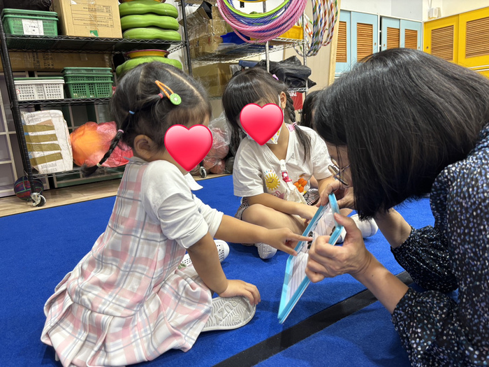 踩出音樂的節奏　孩子們在五線譜上學Do Re Mi！圖片