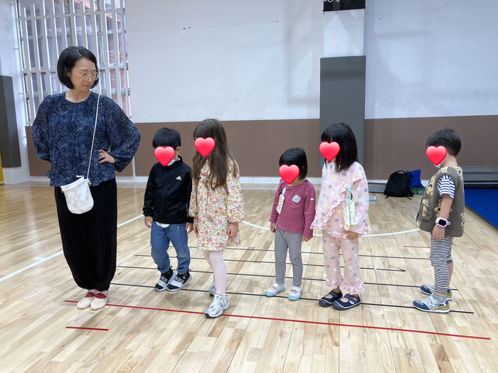 踩出音樂的節奏　孩子們在五線譜上學Do Re Mi！圖片