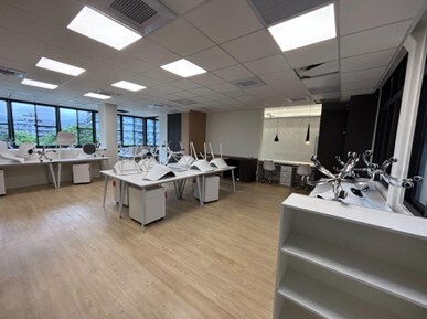 工班進行新辦公室收尾作業，同仁現場督導工程進度圖片