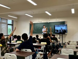 學生踴躍舉手發表意見