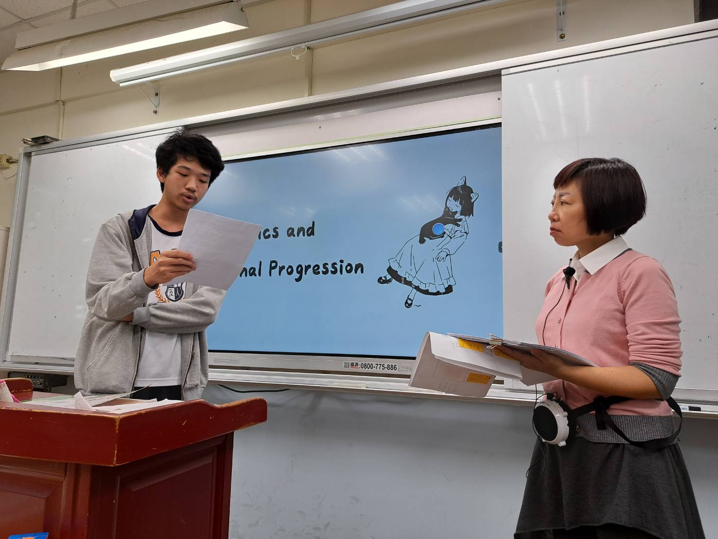 學生以全英文分享「日本漫畫」中對生命的感嘆