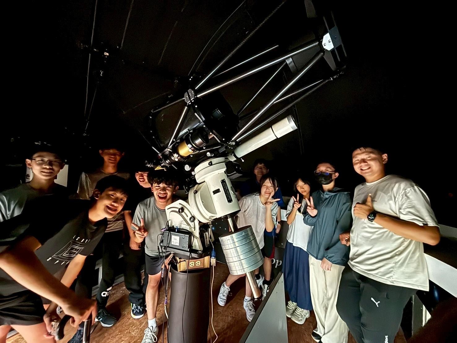 師生在本校天文台觀星