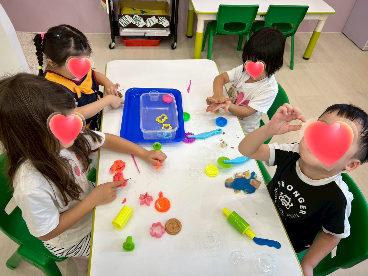 透過黏土創作活動，孩子在感官刺激與手部操作中發展精細動作，並從中學習表達、協調與專注力